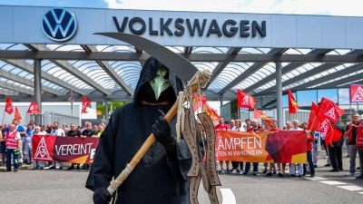 Protestaktion vor dem Werkstor von Volkswagen in Zwickau. Tausende Beschäftigte von VW und seinen Zulieferern in der Region sorgen sich um die Zukunft ihrer Jobs. (Archivbild) (Foto: Jan Woitas/dpa)
