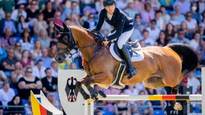 Gewinnt im Großen Preis von Aachen: Gerrit Nieberg auf Ben reitet durch den Parcours. (Foto: Rolf Vennenbernd/dpa)