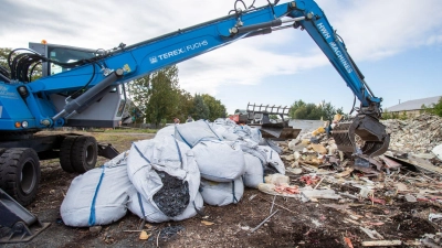 Nach Bekanntwerden des Müllskandals wurde die Abfälle in Tschechien wieder zusammengetragen und nach Deutschland zurückgebracht. (Archivbild) (Foto: Pryèek Vladimír/CTK/dpa)