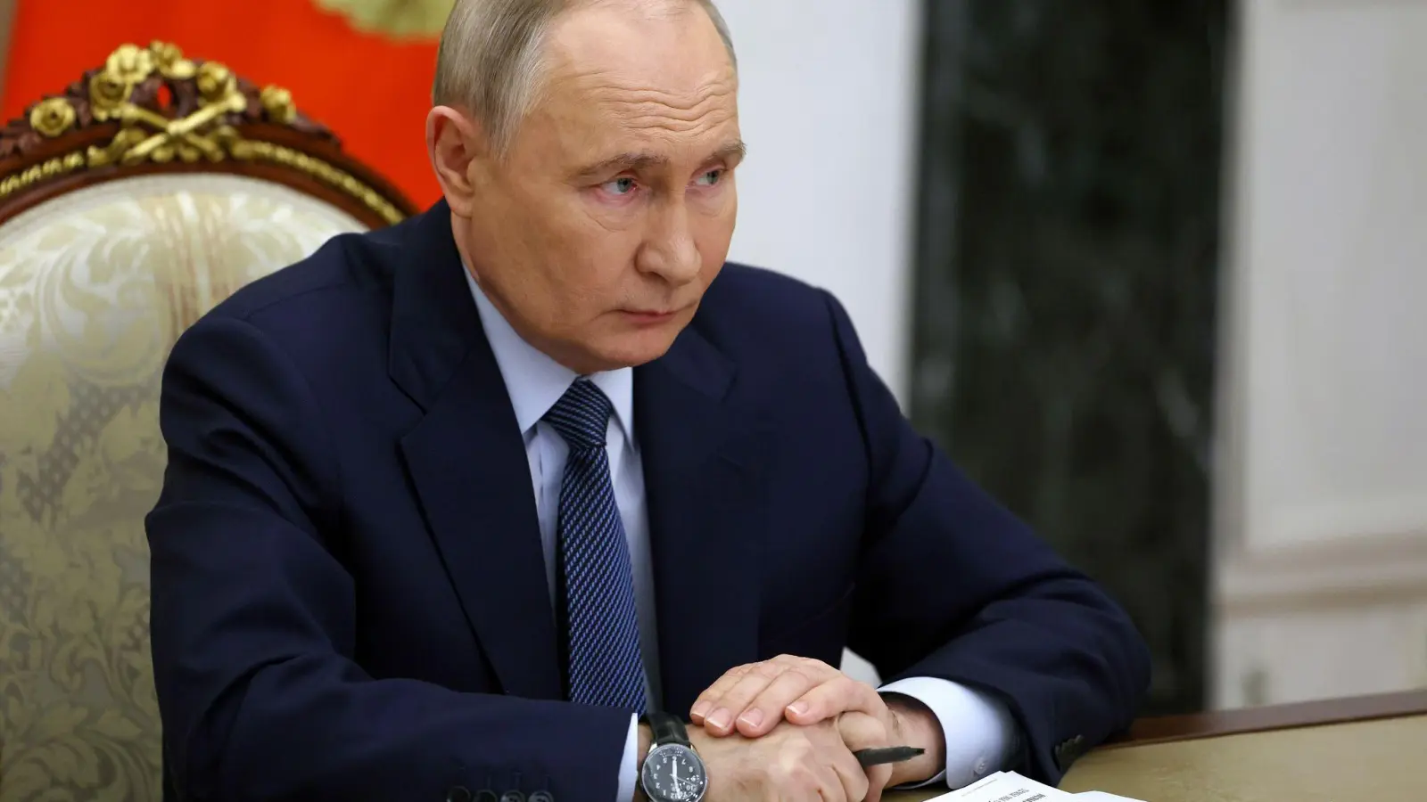 Putin fordert bei der Rede vor Militärs und Beamten des Rüstungskomplexes die Serienproduktion der neuen Rakete. (Foto: Vyacheslav Prokofyev/Pool Sputnik Kremlin/AP/dpa)