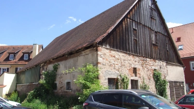 Die Roßmühle auf dem Huppmann-Banse-Areal in Feuchtwangens Altstadt: Gemäß der vorliegenden Planung wird das Einzeldenkmal saniert und durch einen Neubau am Bestandsgebäude verlängert.  (Foto: Jasmin Kiendl)