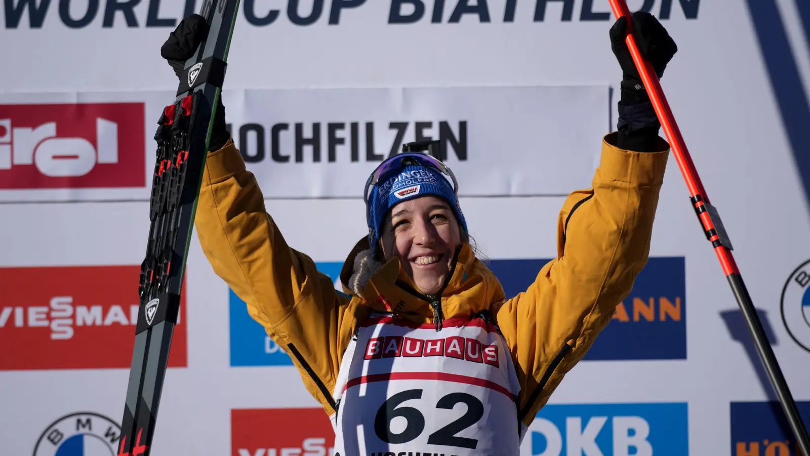 Franziska Preuß jubelt ganz oben auf dem Podest. (Foto: Georg Hochmuth/APA/dpa)