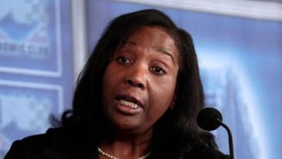 Fed-Gouverneurin Lisa Cook geht mit einer Klage gegen ihre Entlassung vor. (Archivbild) (Foto: Jeff Kowalsky/ZUMA Press Wire/dpa)