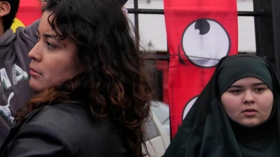 In Städten wie Chicago und Los Angeles habe man mit Gewalt auf Proteste reagiert, heißt es im „World-Report 2026“ von Human Rights Watch. (Archivbild) (Foto: Erin Hooley/AP/dpa)