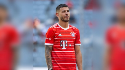 Lucas Hernandez steht auf dem Rasen der Allianz Arena. (Foto: Sven Hoppe/dpa/Archivbild)