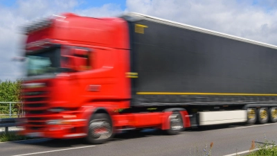 Bei der Kontrolle eines Lkw-Fahrers auf dem Ansbacher Autohof stellten die Beamten zahlreiche Verstöße gegen das Fahrpersonalgesetz fest. Die Konsequenzen könnten für den Mann teuer werden. (Symbolbild: Patrick Pleul/zb/dpa)