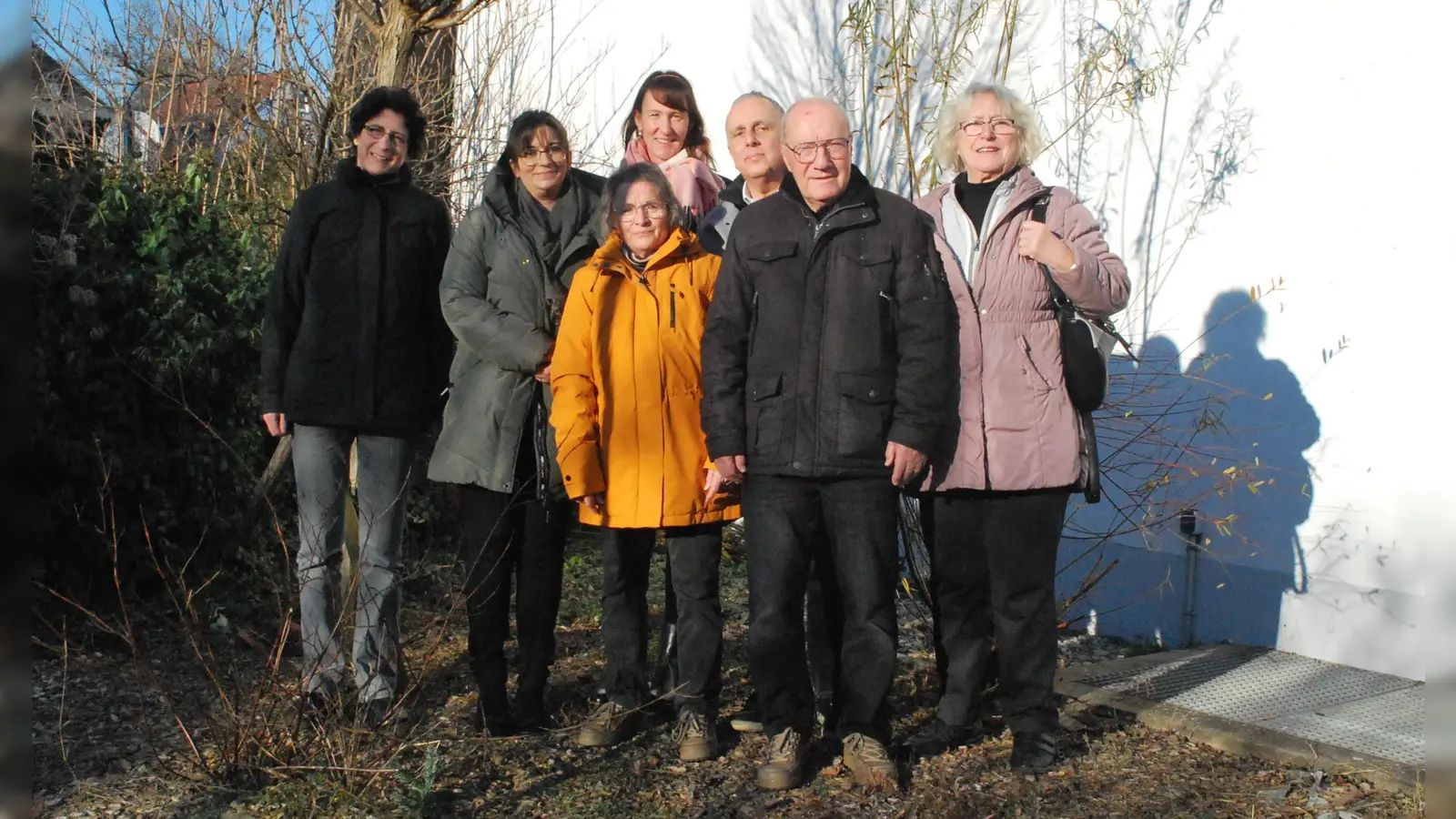 Pfarrerin Christiane Schäfer, Heimleiterin Julia Dennert, Jana Pabst und Jürgen Rotter von der Diakonie (von links) sowie in der Mitte die ehrenamtlichen Helfer Brigitte und Dieter Matzner sowie Luise Neudecker, zweite Vorsitzende des Diakonievereins. (Foto: Astrid Pirner)