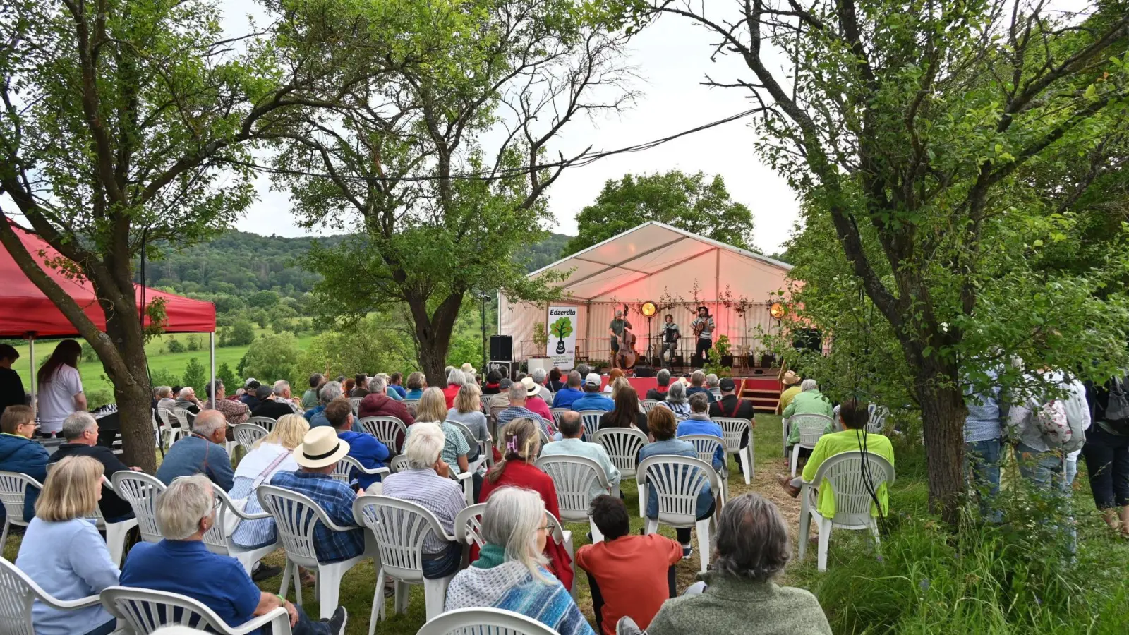 Malerischer Blick ins Weite, Abendstimmung und neufränkische Lieder dazu – die Kombination war perfekt. Kein Stuhl war frei am Samstag beim Abschluss auf der Streuobstbühne mit der Kapelle Bomhard. (Foto: Manfred Blendinger)