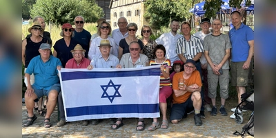 Esther Limburg-Klaus (Vierte von links), Oliver Mayer-Rüth (rechts) sowie Mitglieder des Freundeskreises und der Jüdischen Kultusgemeinde. (Foto: Levent Özdil)