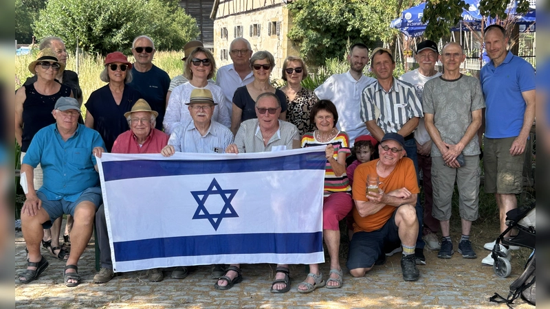 Esther Limburg-Klaus (Vierte von links), Oliver Mayer-Rüth (rechts) sowie Mitglieder des Freundeskreises und der Jüdischen Kultusgemeinde. (Foto: Levent Özdil)