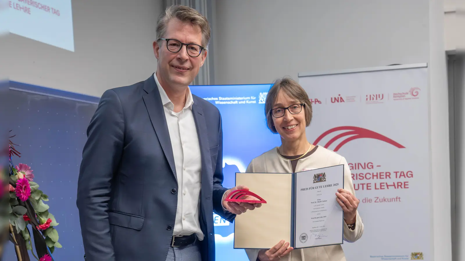 Wissenschaftsminister Markus Blume überreicht Professorin Dr. Sibylle Gaisser den Bayerischen Preis für Gute Lehre 2025. (Foto: StMWK/Axel König)