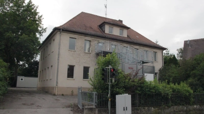 Neue Nutzung: Ins ehemalige Grundschulgebäude in Schalkhausen werden nach Stand der Dinge zu Beginn der Sommerferien Flüchtlingsfamilien einziehen. (Foto: Robert Maurer)