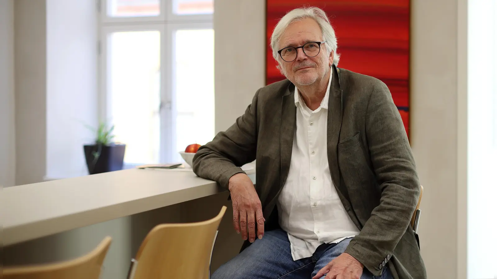 Will den „Zerbrochnen Krug” mit einem „heutigeren Sprechduktus” spielen lassen: der Regisseur Klaus Kusenberg. Premiere hat seine Inszenierung am 24. Oktober im Landestheater Dinkelsbühl. (Foto: Thomas Wirth)