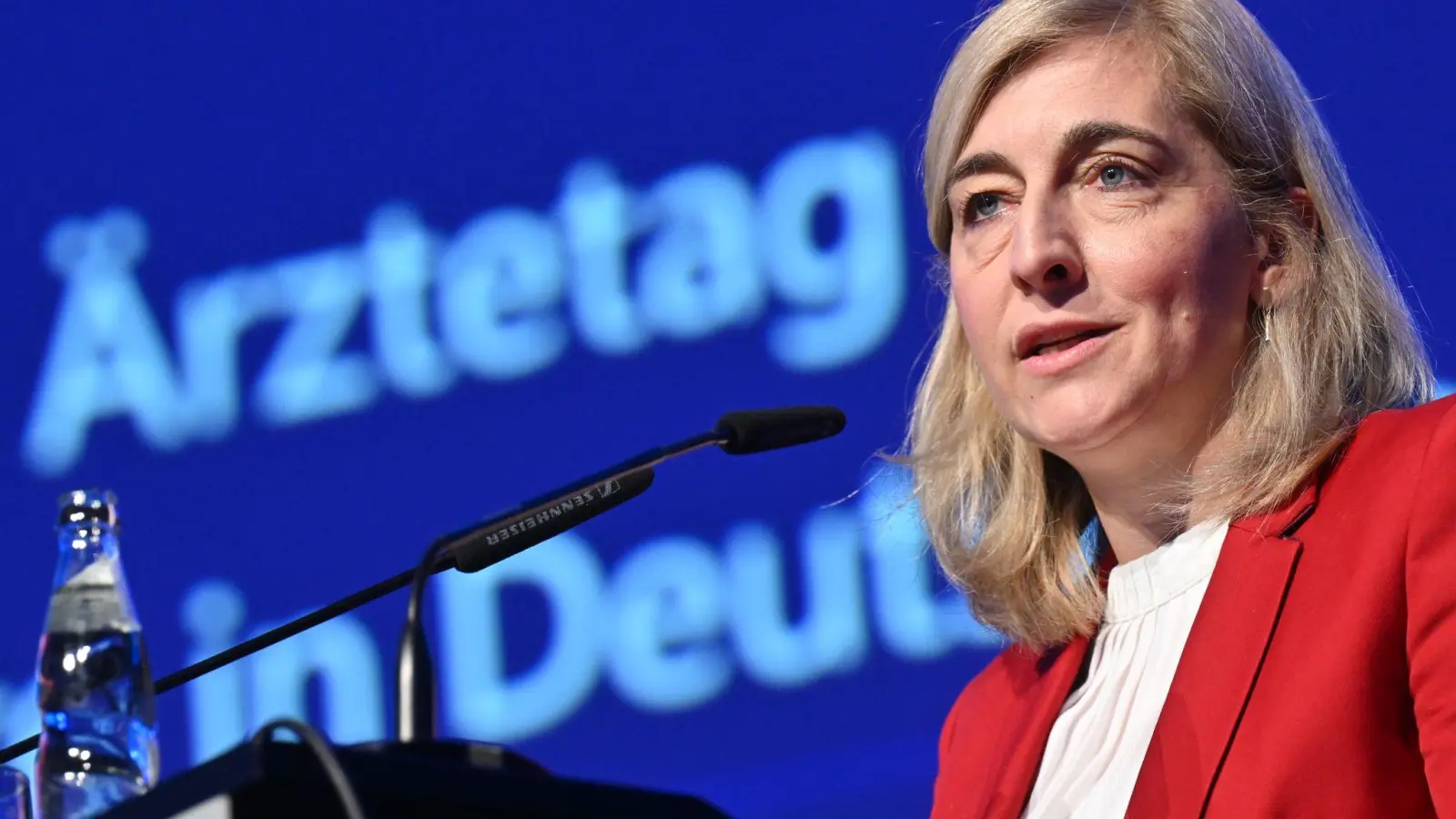 Ministerin Warken verteidigte ihr Sparpaket gegen Kritik der Ärzte. (Foto: Julian Stratenschulte/dpa)