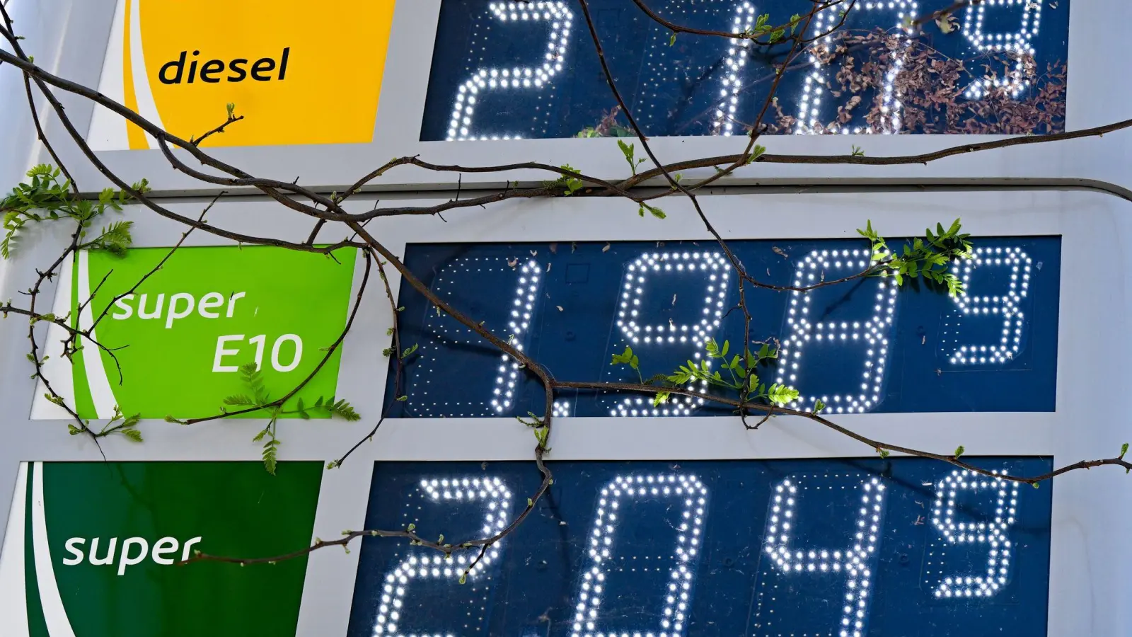 Vor dem Preissprung am Mittag gab es an einigen Tankstellen Benzin für weniger als 2 Euro.  (Foto: Bernd Weißbrod/dpa)