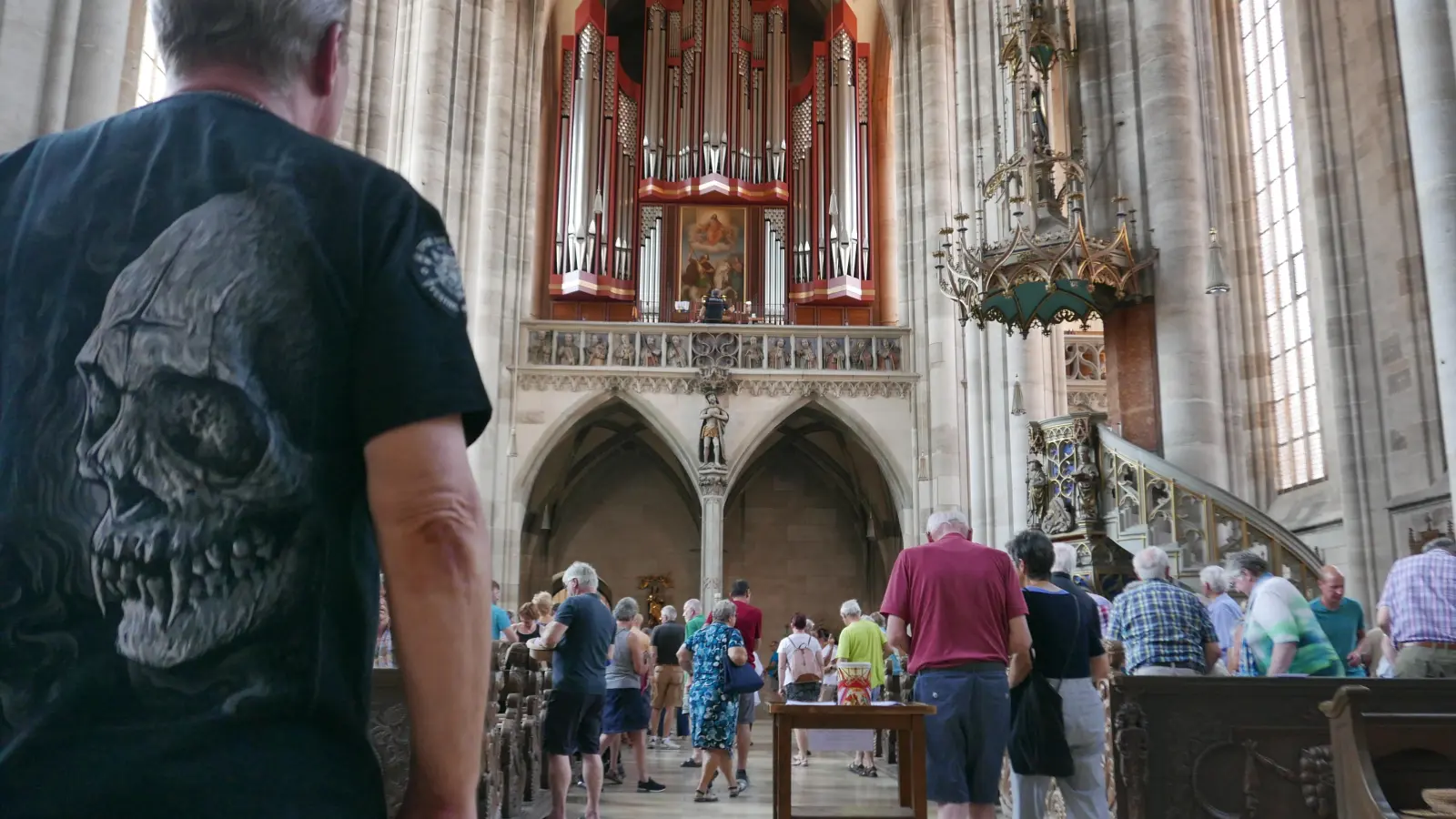 Auch einige Metal-Fans vom Summer-Breeze-Festival waren zum Orgelkonzert „Toccata On The Rock(s)“ von Volker Oertel ins Dinkelsbühler Münster St. Georg gekommen. (Foto: Roman Kocholl)