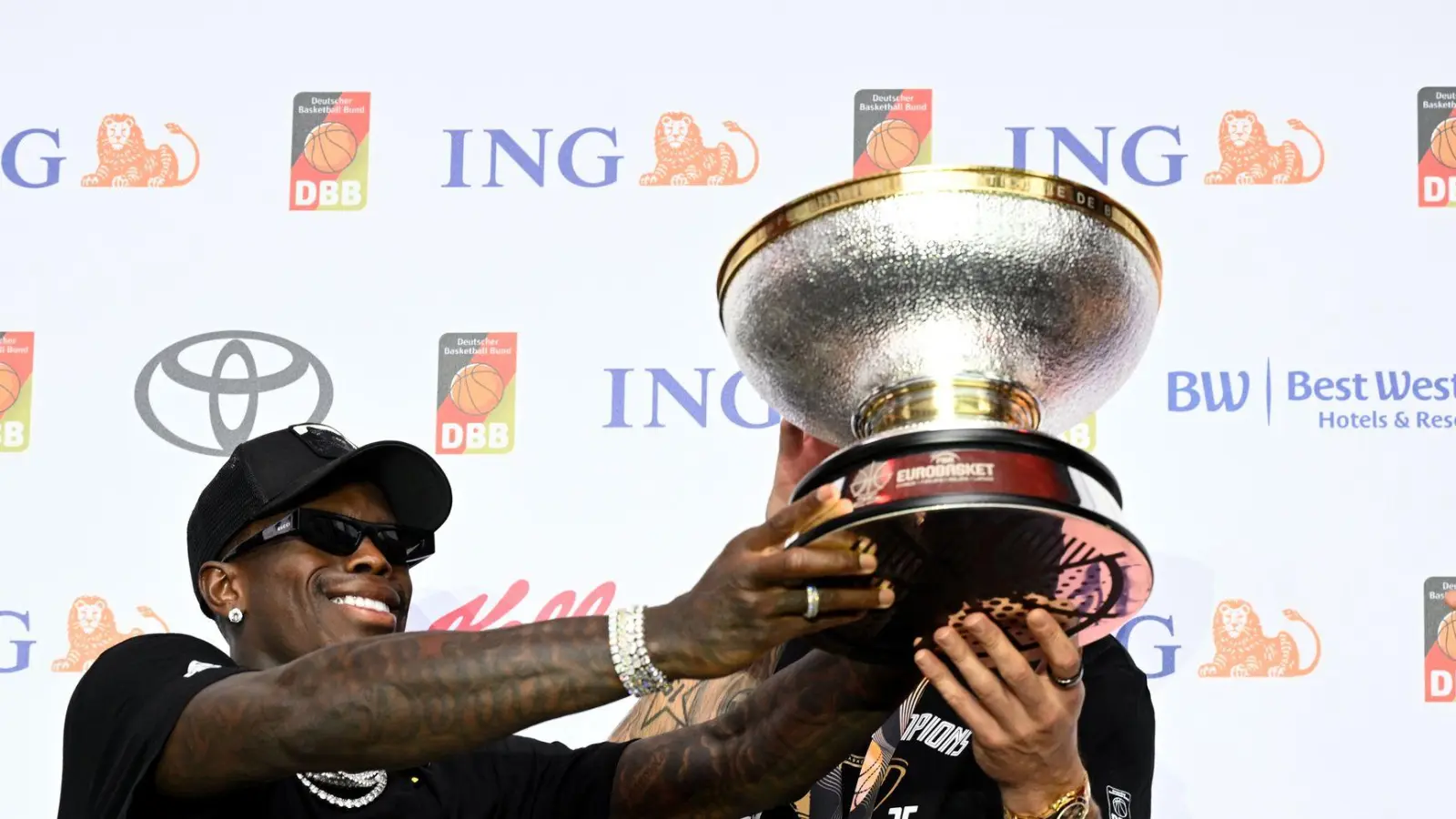 Schröder brachte die Trophäe auf die Bühne. (Foto: Boris Roessler/dpa)