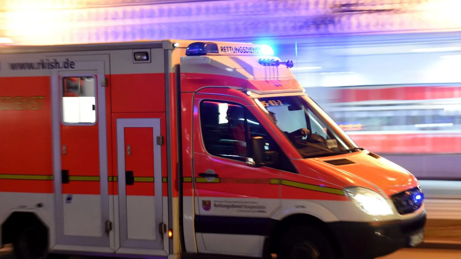 Das Mädchen wurde an einem Kreisverkehr überrollt. (Symbolbild) (Foto: Carsten Rehder/dpa)
