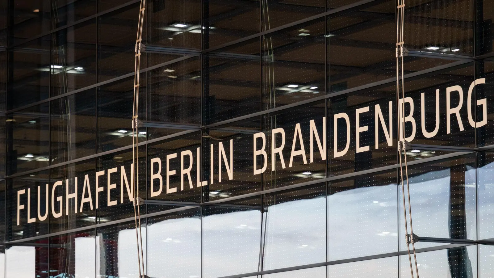 Der Flughafen wurde am späten Abend gesperrt. (Symbolbild) (Foto: Soeren Stache/dpa)