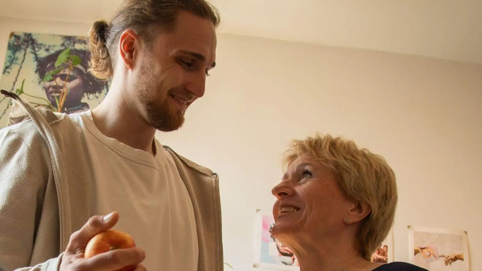 Der Entlastungsbetrag soll pflegende Familien entlasten – etwa durch Haushaltsunterstützung, Begleitung oder Betreuungsangebote. (Foto: Christin Klose/dpa-tmn)