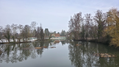 Seit Langem ist die Entlandung der Wörnitz im Bereich des Dinkelsbühler Freibades im Gespräch. Derzeit wird die Vorplanung vom Wasserwirtschaftsamt geprüft. Im Herbst soll es nun endlich mit der Umsetzung losgehen.  (Foto: Markus Weinzierl)