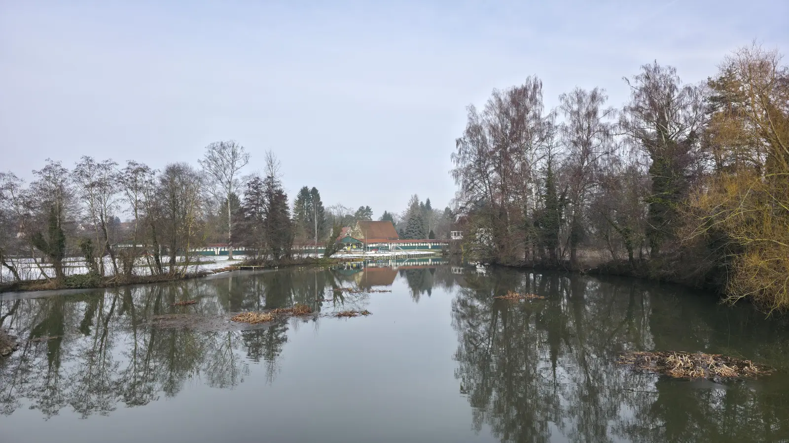 Seit Langem ist die Entlandung der Wörnitz im Bereich des Dinkelsbühler Freibades im Gespräch. Derzeit wird die Vorplanung vom Wasserwirtschaftsamt geprüft. Im Herbst soll es nun endlich mit der Umsetzung losgehen.  (Foto: Markus Weinzierl)