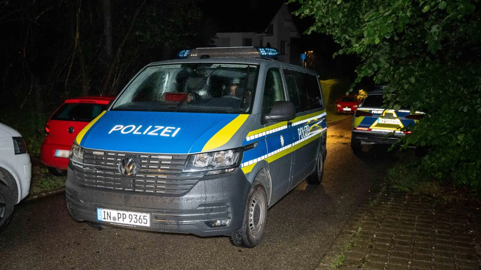 Nach dem Fund einer Leiche fahndet die Polizei nach dem flüchtigen Täter. (Foto: Vifogra / Haubner/vifogra/dpa)