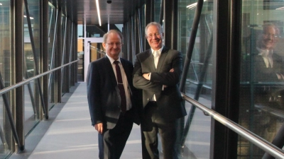 Die Professoren Elmar Forster (links) und Constantin May sind überzeugt, dass das neue duale Studium an der Hochschule Ansbach ein voller Erfolg wird. Sie sind auf der Suche nach Firmen, die mitmachen. (Foto: Robert Maurer)