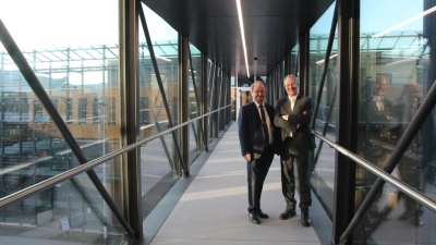 Die Professoren Elmar Forster (links) und Constantin May sind überzeugt, dass das neue duale Studium an der Hochschule Ansbach ein voller Erfolg wird. Sie sind auf der Suche nach Firmen, die mitmachen. (Foto: Robert Maurer)
