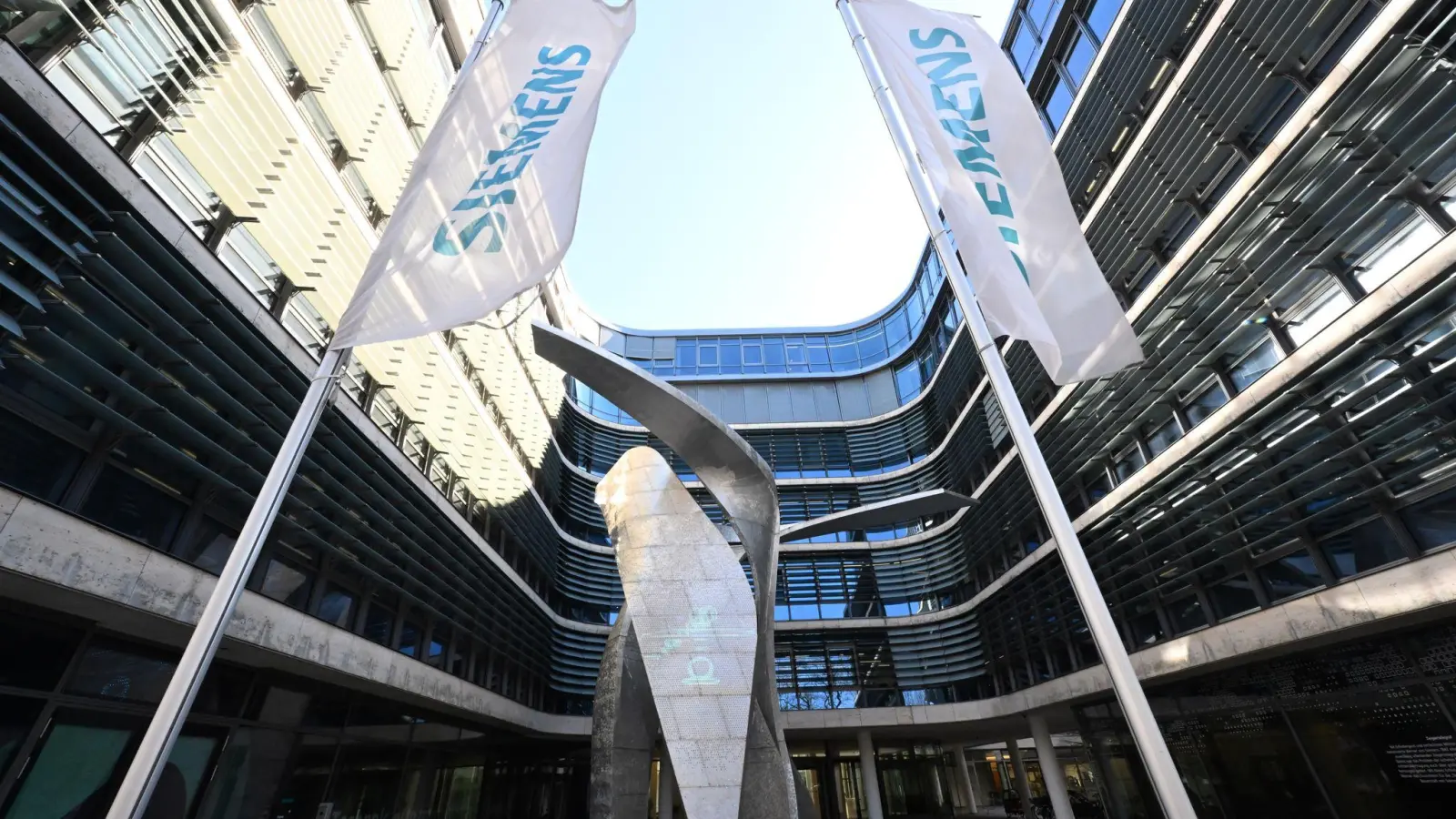 Siemens zeigt sich relativ unbeeindruckt von den weltweiten Verwerfungen. (Archivbild) (Foto: Felix Hörhager/dpa)