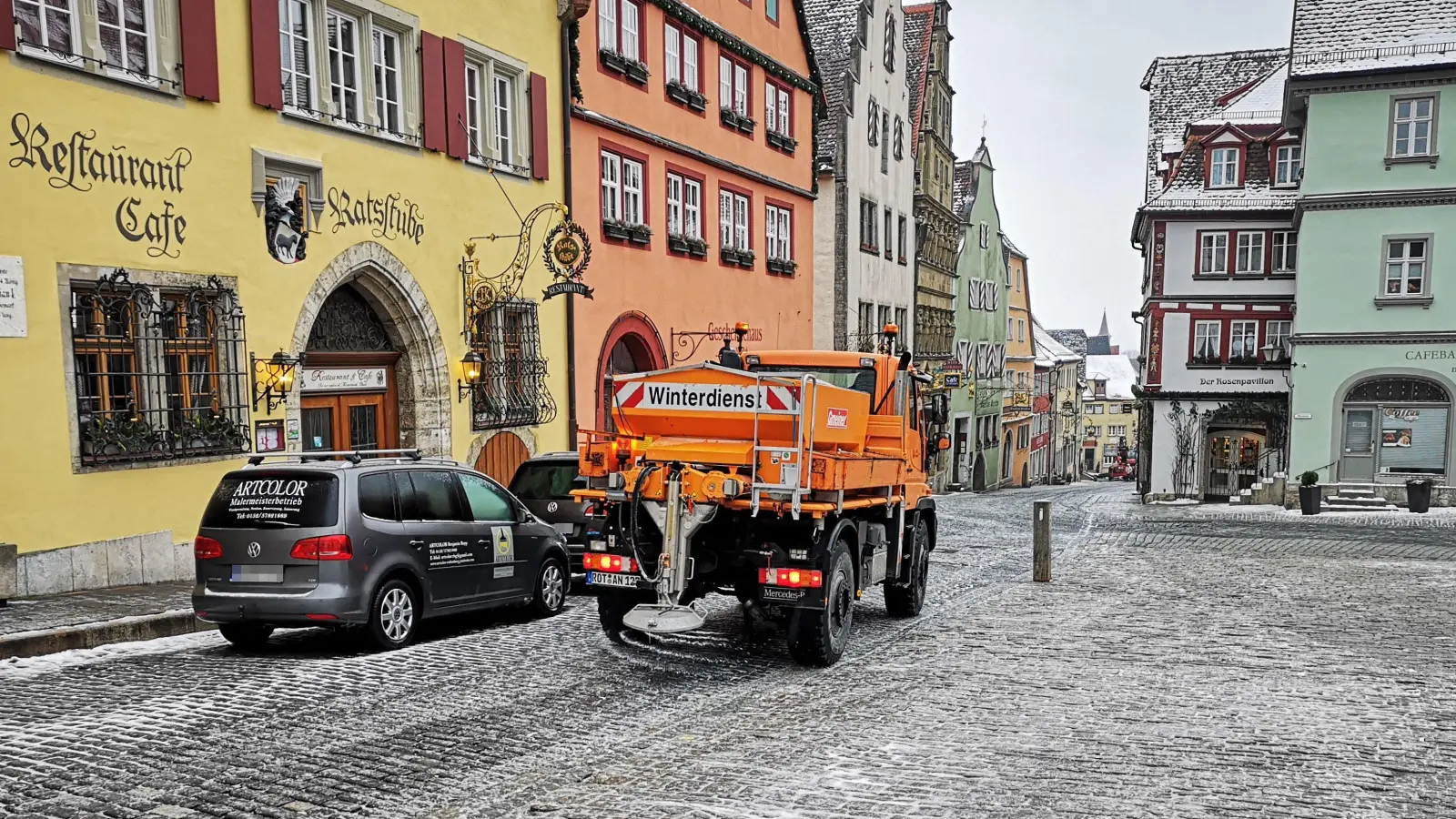 Die Winterdienst-Fahrzeuge sind in der Region pausenlos im Einsatz. Das Foto entstand am Vormittag am Rothenburger Marktplatz, wo auch nur vereinzelt Touristen unterwegs waren. (Foto: Jürgen Binder)