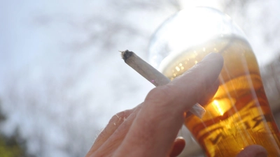 Bier gehört zur Neustädter Kirchweih traditionell dazu. Ist jetzt auch Cannabis gestattet? (Symbolbild: Karl-Josef Hildenbrand/dpa)