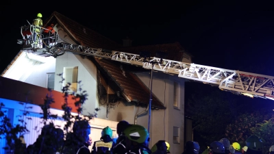 In Wettringen (Landkreis Ansbach) zündete eine 58-Jährige eine Feuerwerksfontäne zu nah an einem Busch. Das Feuer griff auf ein Wohnhaus über. (Foto: NEWS5 / Markus Zahn)