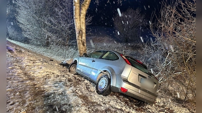 Ein Auto landet bei schneeglatter Fahrbahn an einem Baum.  (Foto: Klein/Vifogra/dpa)