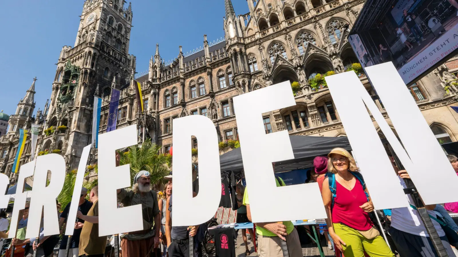 Im Zuge des Antikriegstages versammelten sich knapp 1.500 Menschen am Marienplatz. (Foto: Peter Kneffel/dpa)