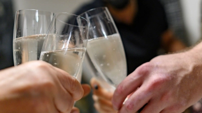 Ein letztes Anstoßen mit den Kollegen: Firmenabschiede bleiben unter bestimmten Voraussetzungen steuerfrei. (Foto: Daniel Maurer/dpa-tmn)