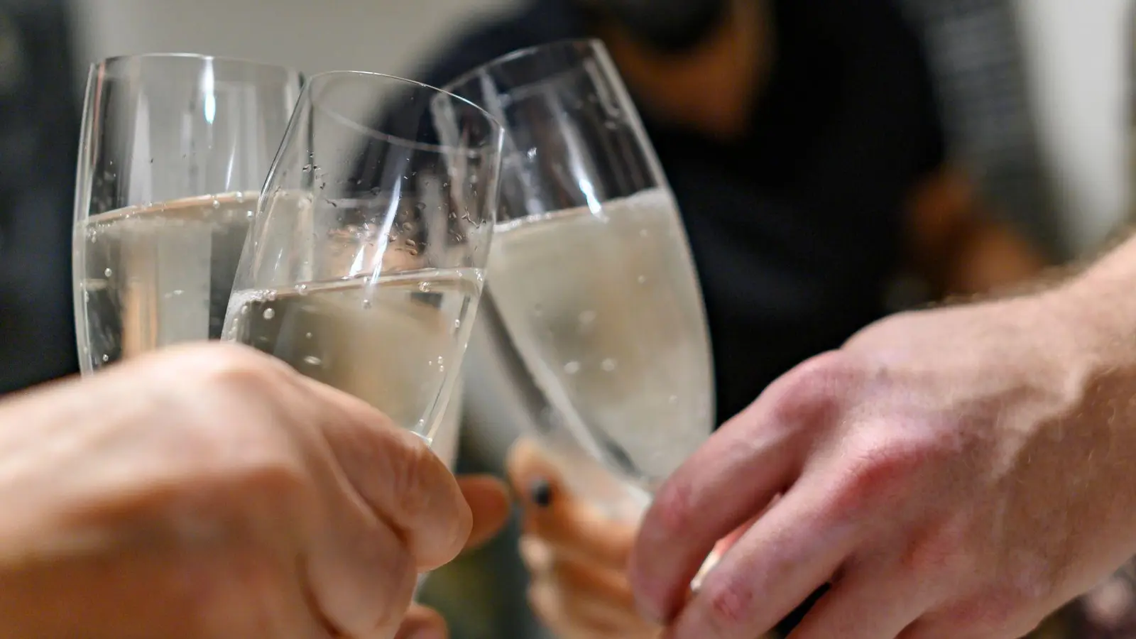 Ein letztes Anstoßen mit den Kollegen: Firmenabschiede bleiben unter bestimmten Voraussetzungen steuerfrei. (Foto: Daniel Maurer/dpa-tmn)