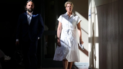 Christina Block und ihr Anwalt Ingo Bott auf dem Weg ins Gericht. (Foto: Christian Charisius/dpa)