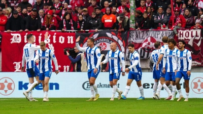 Die Spieler von Hertha BSC jubeln über den Treffer zum 1:0 von Sebastian Grönning. (Foto: Thomas Frey/dpa)