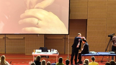 Wie setzt man die Nadeln richtig? Das lernten die Gäste bei einem Workshop in der Mehrzweckhalle.<br> (Foto: Margit Schwandt)