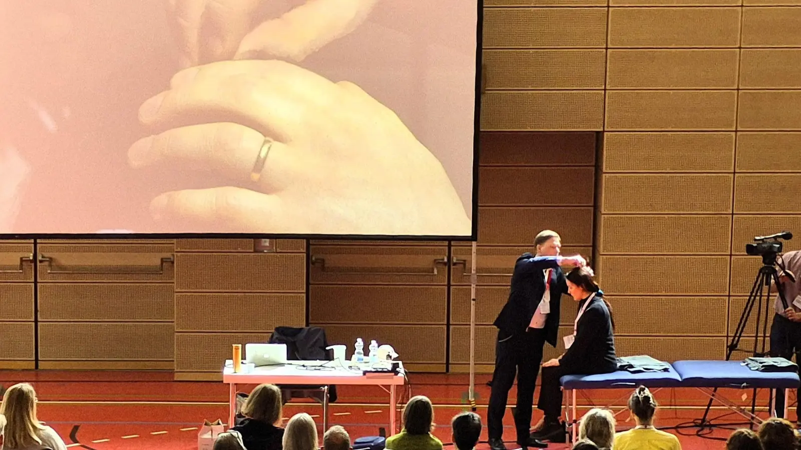 Wie setzt man die Nadeln richtig? Das lernten die Gäste bei einem Workshop in der Mehrzweckhalle.<br> (Foto: Margit Schwandt)