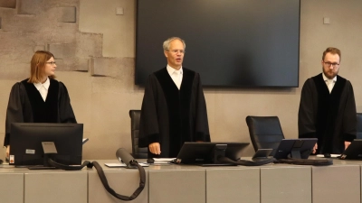 Um eine Anklage wegen versuchten Totschlags sollte es am Montag vor dem Ansbacher Schwurgericht unter Vorsitz von Matthias Held (Mitte) gehen. Doch dann wurde der Prozess verschoben, weil ein wichtiger Zeuge fehlte.  (Foto: Gudrun Bayer)