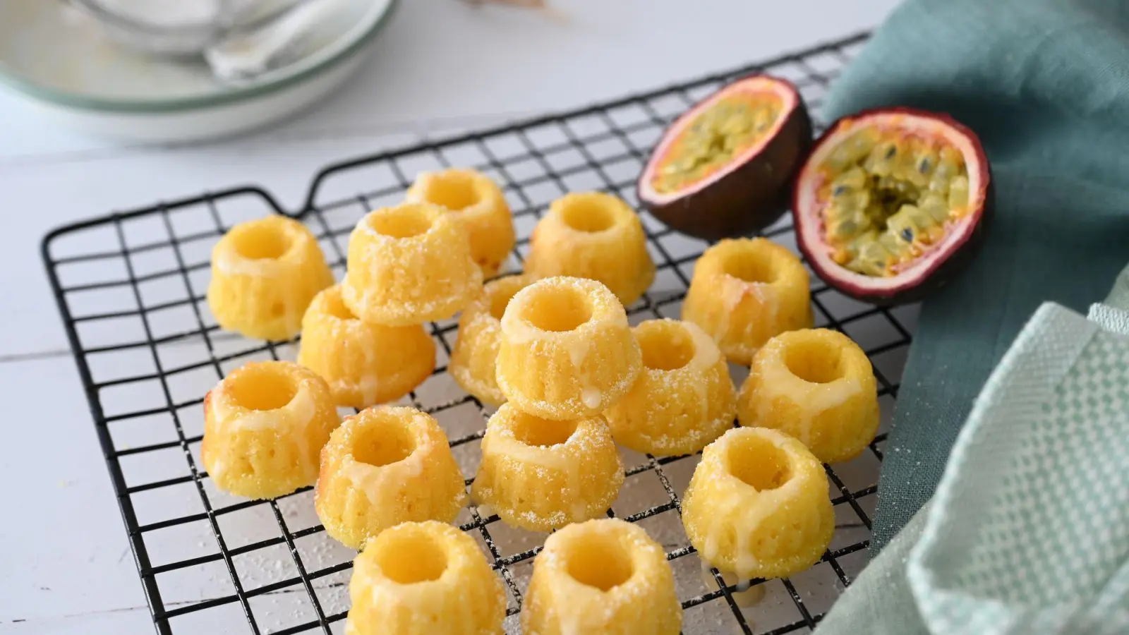 Mini, süß und sonnig: Die Mini-Guglhupf werden nicht mit Milch, sondern mit Buttermilch gebacken. So werden sie schön saftig. (Foto: Julia Uehren/loeffelgenuss.de/dpa-tmn)