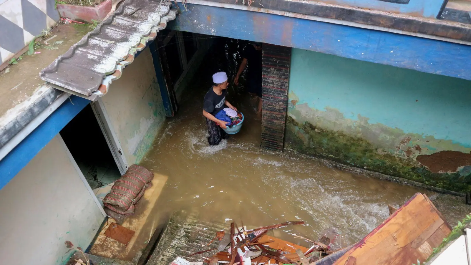 Mindestens drei Menschen sind in den Fluten ums Leben gekommen. (Foto: Rangga Firmansyah/XinHua/dpa)