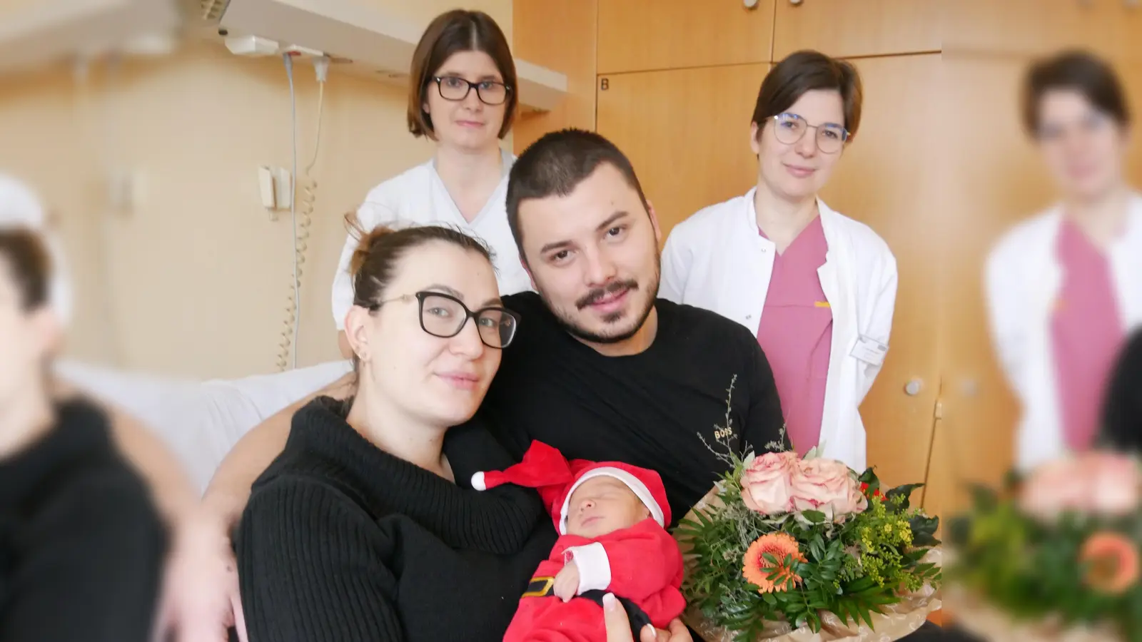 Das „Christkindchen” Mateo Dordic schlief engelsgleich während des Fotoshootings, an dem neben seinen Eltern Ricarda Gaschbauer und Miljan Dordic von Seiten des Krankenhauses die Säuglingsschwester Nicole Fischer und die Fachärztin Dr. Agnes Vajda teilnahmen. (Foto: Ulrike Ganter)