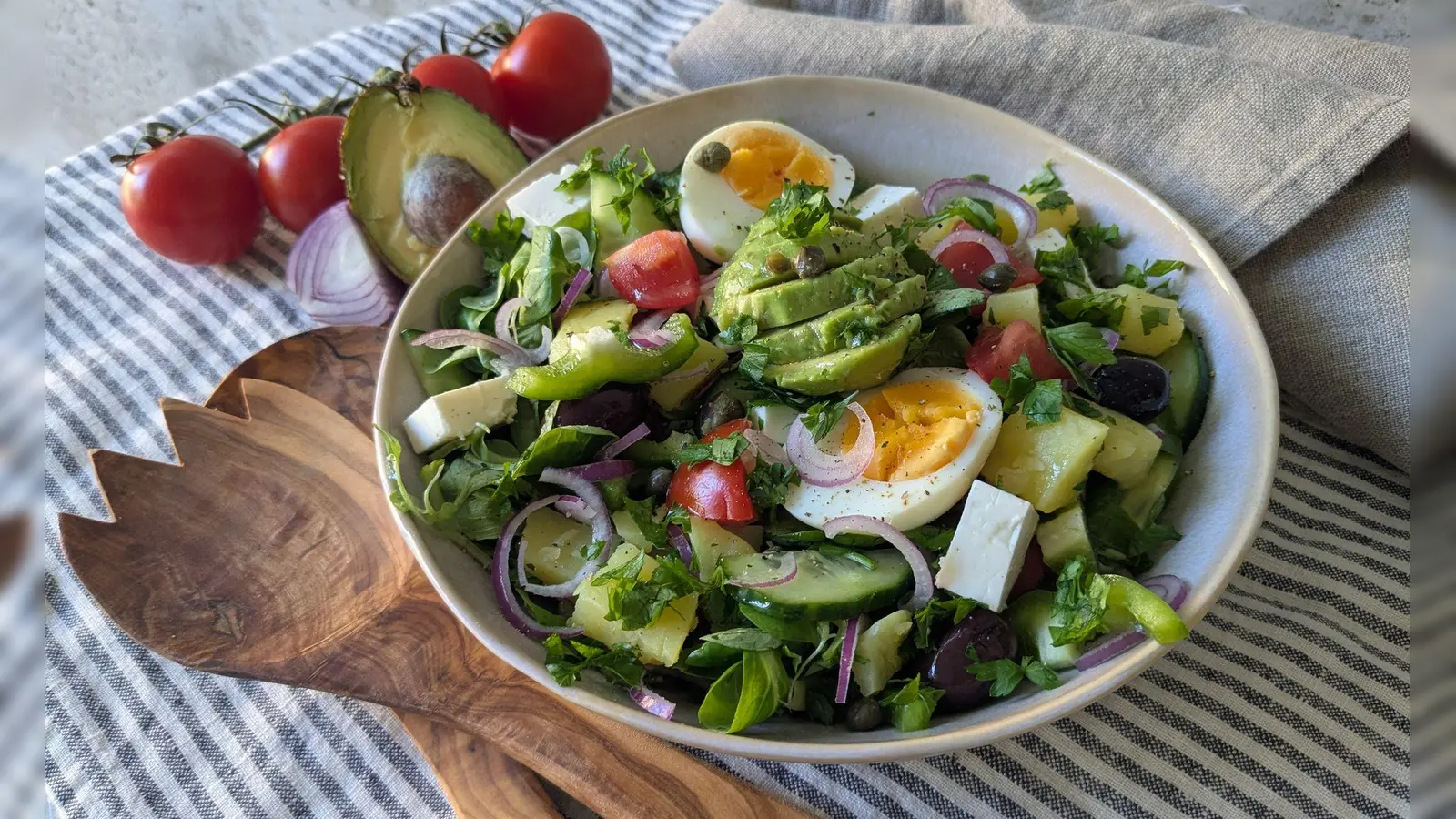 Der Saft einer ganzen Zitrone verpasst dem kretischen Salat mit Kartoffeln viel Frische, Feta-Würfel und Kapern sorgen für Würze.  (Foto: Doreen Hassek/hauptstadtkueche.blogspot.com/dpa-tmn)