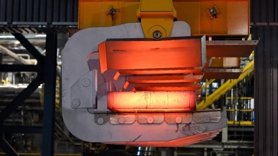 Stahlproduktion bei Thyssenkrupp-Steel: Hier wird flüssiger Stahl in große feste Blöcke, sogenannte Brammen, gewandelt. (Foto: Federico Gambarini/dpa)
