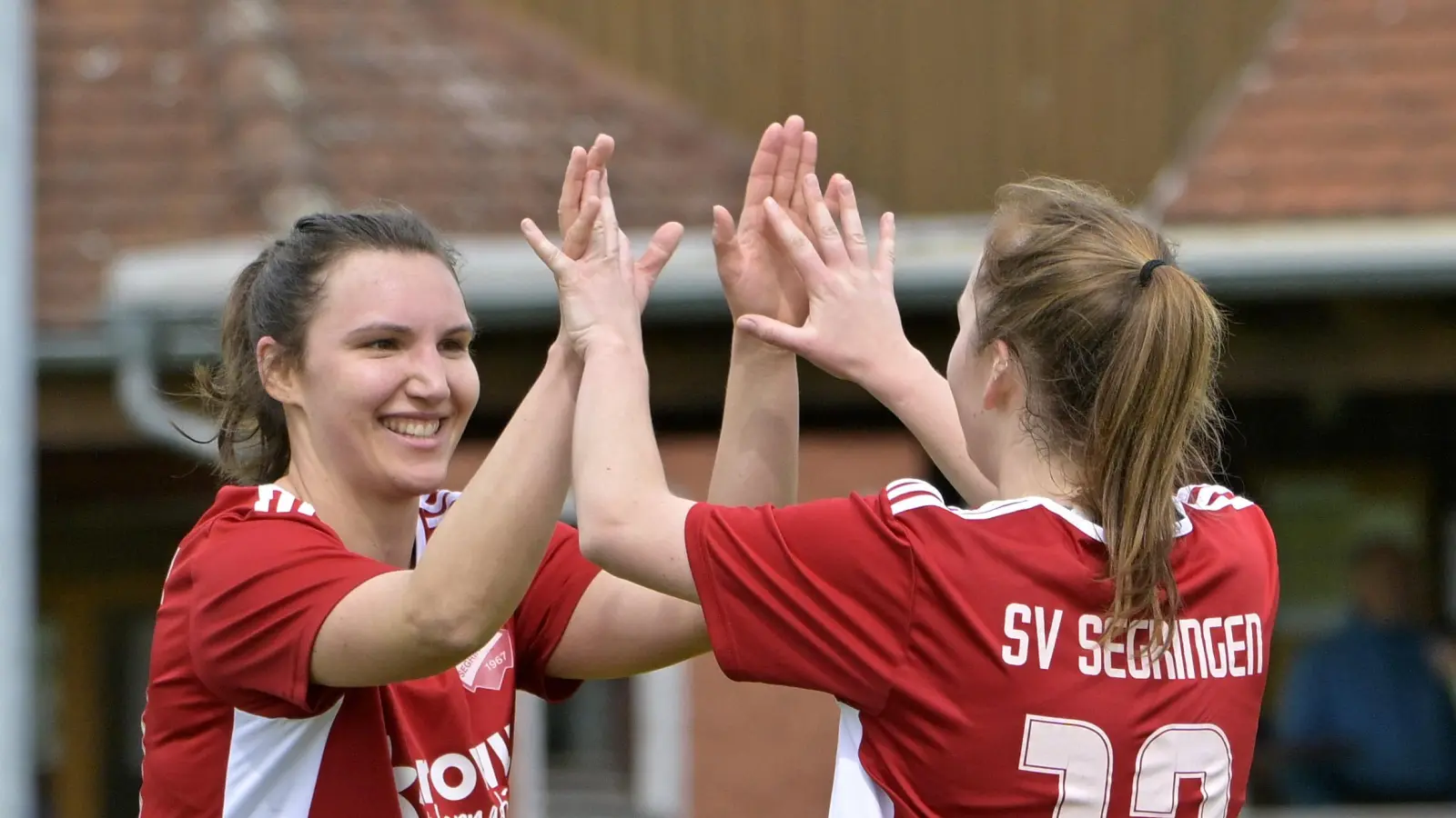 Die reine Freude: Giuliana Bog (rechts), Torschützin zum 2:1, klatscht mit Janina Wolf ab. (Foto: Martin Rügner)