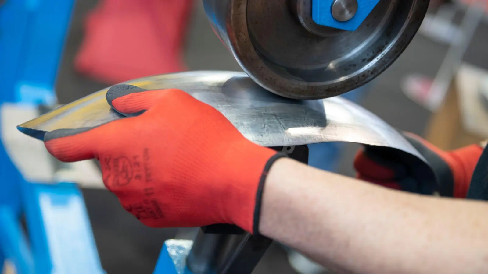 Heilig&#39;s Blechle: Kann einem geschädigtem Oldie-Besitzer auch die Reparatur in einer freien Werkstatt zugemutet werden? (Foto: Florian Schuh/dpa-tmn)