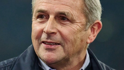Fortunas Sportvorstand Klaus Allofs verpflichtete noch einen Abwehrspieler.  (Foto: Bernd Thissen/dpa)